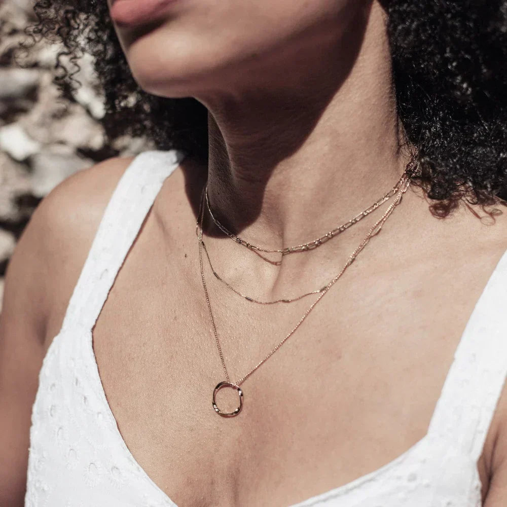Öppen cirkel tre-radigt halsband | Guld 18k