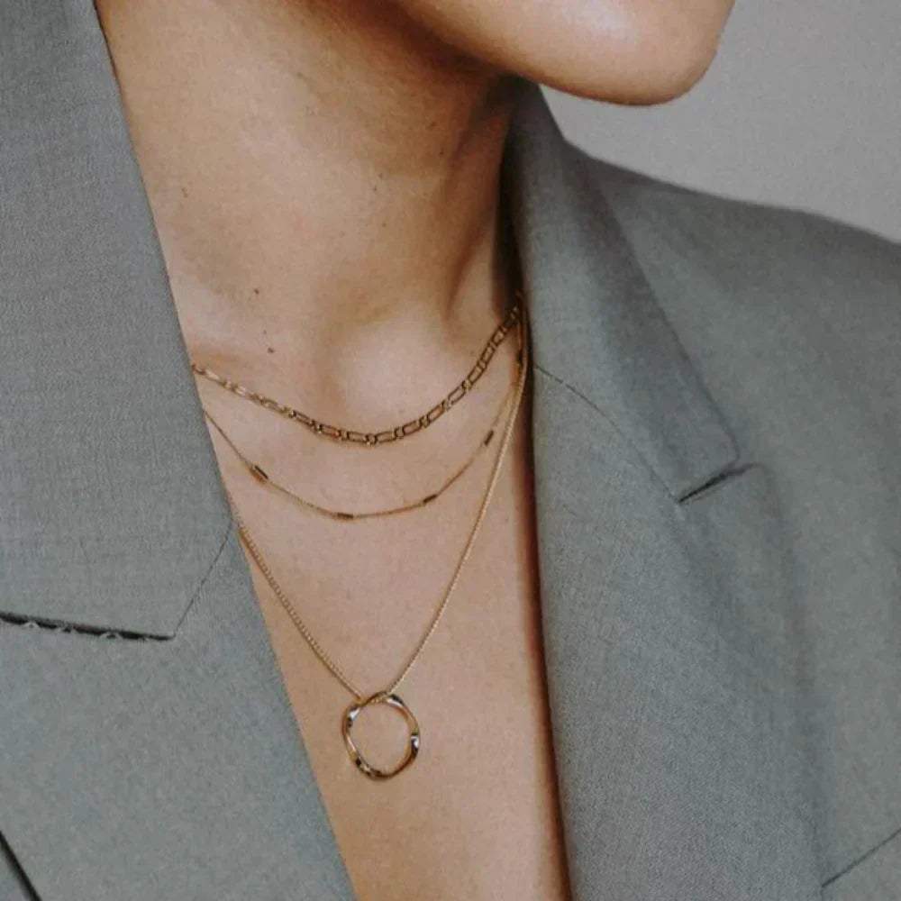 Öppen cirkel tre-radigt halsband | Guld 18k