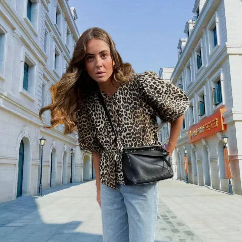 Rose | Trendig Blus med Leopardsmönster och Puffärmar