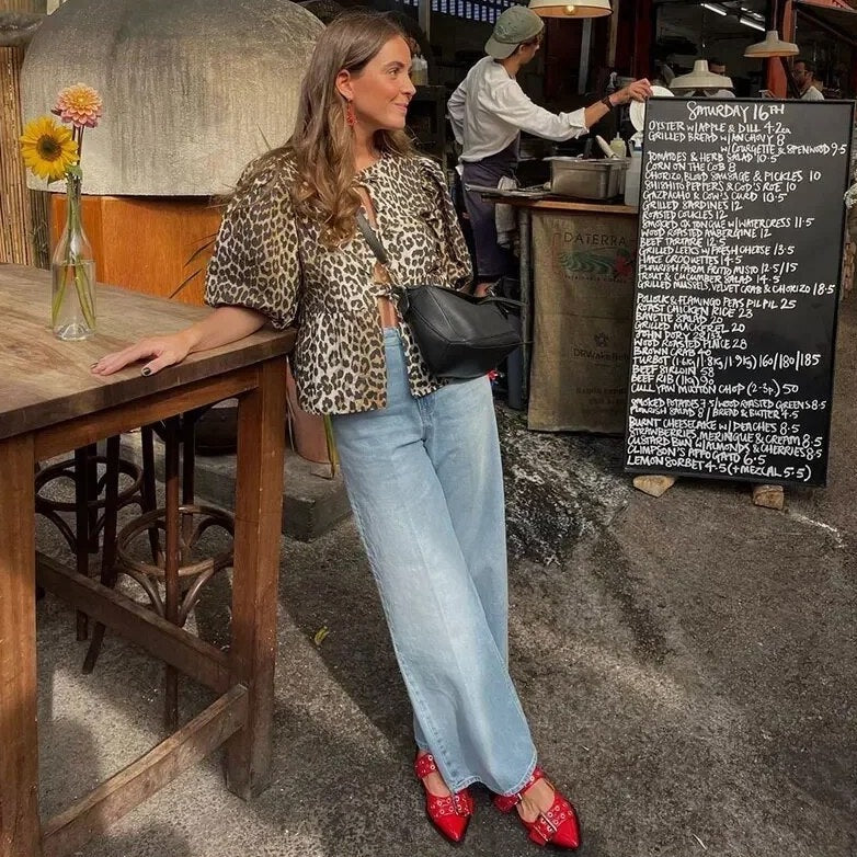 Rose | Trendig Blus med Leopardsmönster och Puffärmar
